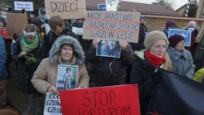 Mammor demonstrerar i staden Michalowo i Polen.