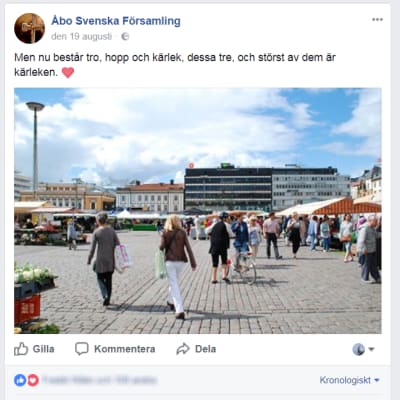 En skärmdump av Åbo Svenska Församlings Facebook-sida med en bild av Åbo torg, i statusfältet står det Nu består tro, hopp och kärlek och störst av allt är kärleken.