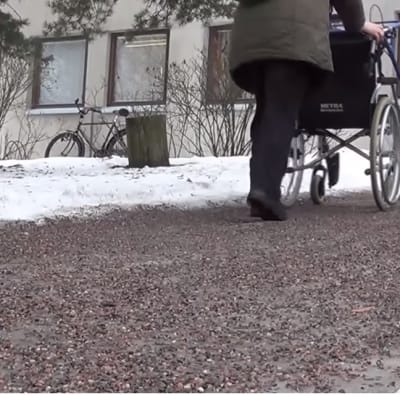 Rullstol på väg tills hjälpmedelskliniken vid Dals sjukhus