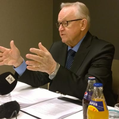 Presidentti Martti Ahtisaari puhuu lehdistölle.