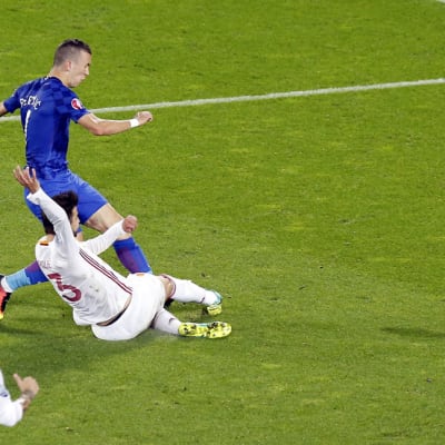 Kroatian Ivan Perisic viimeistelee 2-1-maalin Espanjaa vastaan.
