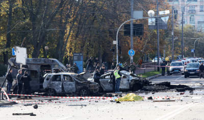 En korsning i centrum av Kiev har träffats av missiler, och flera bilar brunnit upp. Bilarna omringas av poliser och platsen är avspärrad.