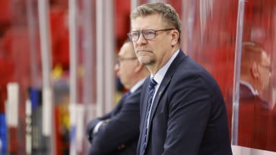 Ishockeytränaren Jukka Jalonen följer med Finlands ishockeymatch bakom bytesbänken.