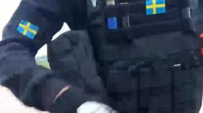 Svenska flaggor på en skyddsväst.