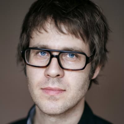 Historikern Fredrik Pettersson: mörkt hår, glasögon, ser in i kameran