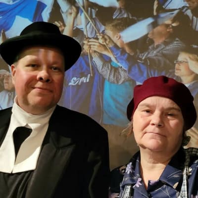Kuvassa ovat harrastanäyttelijät Sauli Isokoski ja Marina Luomala Pietarsaaresta. Kuvassa he ovat Pietarsaaren näyttämön teatterilavalla.