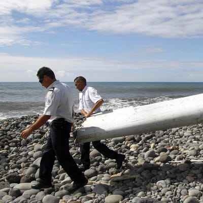 Löytynyttä koneen osaa kannettiin Reunionin saarella 29. heinäkuuta.