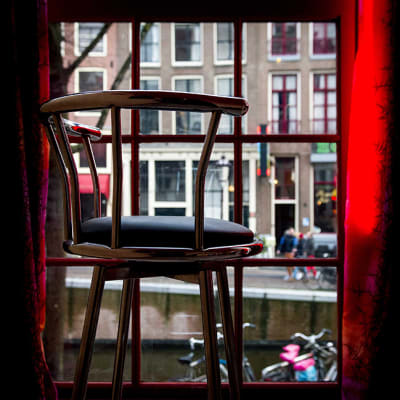 Bordellin ikkuna Amsterdamissa.
