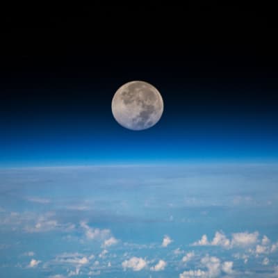 Kuu ja Maan pilvinen pinta