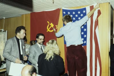 Flaggor hängs upp inför toppmötet, 1990