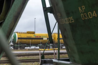 Vagnar för transport av rysk metanol i Kotka hamn. 