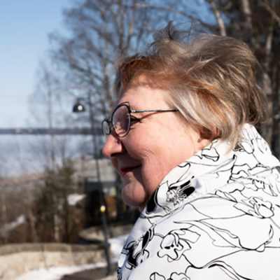 Kirjailija Anneli Kanto katselee järvelle.