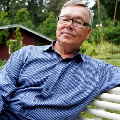 Pekka sitter på en parkbänk
