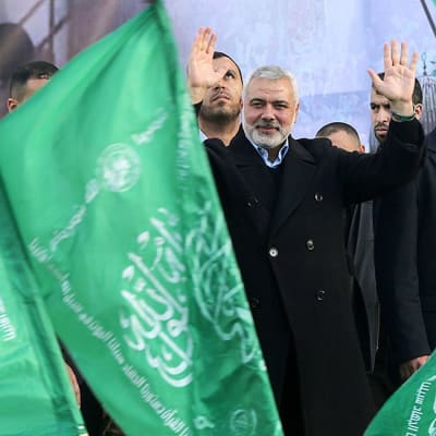 Hamasin lippuja ja Ismaeli Haneiya.