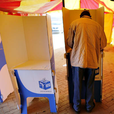 Mies äänestää Johannesburgissa.