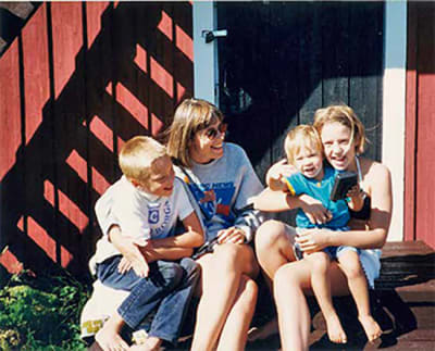 Maria Romantschuk kolmen lapsensa kanssa kesämökillä.