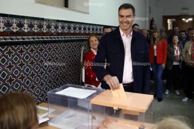 Spaniens premiärminister, Pedro Sánchez, röstar i lokal- och regionalvalet i en vallokal i Madrid.