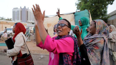 Sudanesiska kvinnor ropade sloganer under en demontration i centrum av huvudstaden Khartoum den 23 maj 2019.
