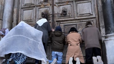 Pilgrimer och turister bad vid de stängda dörrarna i Heliga gravens kyrka