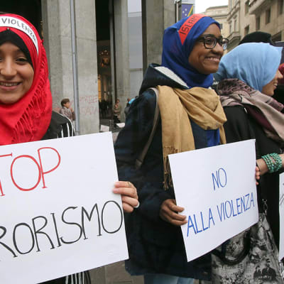 nuoria muslimeita mielenosoituksessa
