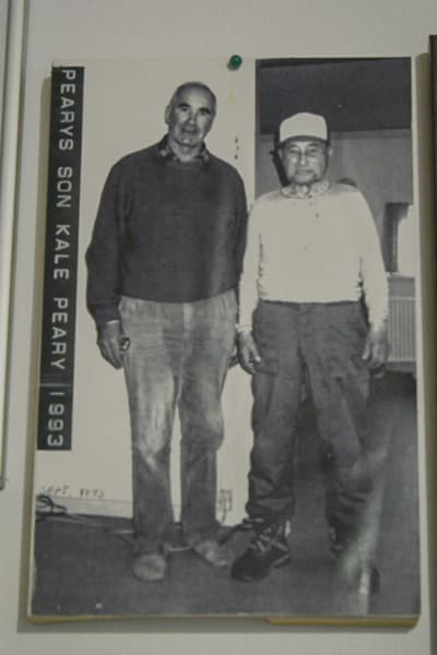 Mustavalkoisessa arkistokuvassa kaksi miestä seisoo ja katsoo kameraan