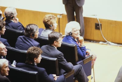 Barbara Bush och Raisa Gorbatjova bland publiken, 1990