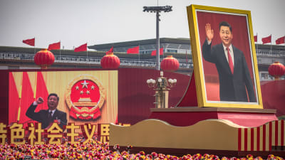 Kiiinan 70-vuotis juhlapäivä 1. lokakuuta 2019. Presidentti Xi Jinpingin kuvia ja väkijoukkoa taivaallisen rauhan aukiolla