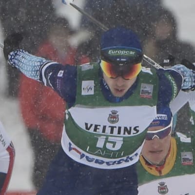 Ilkka Herola skidar först i en klunga.
