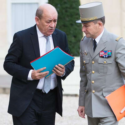 Ranskan puolustusministeri Jean-Yves Le Drian (vasemmalla) sekä Ranskan armeijan ylipäällikkö Pierre de Villiers keskustelivat Élysée-palatsin pihalla 14. marraskuuta.