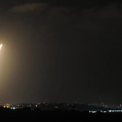 Israelin puolelta otetussa valokuvassa näkyy Gazasta ammutun raketin taivaalle piirtämä valojuova 21. elokuuta.
