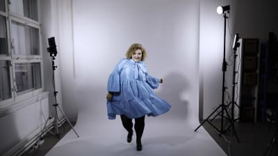 Ida Kronholm dansar i fotostudion.