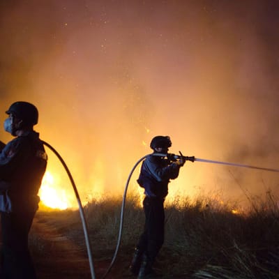 Palomiehet sammuttivat Gazasta ammuttujen rakettien sytyttämää tulipaloa Sderotin kaupungin läheisyydessä Israelissa 20. elokuuta.