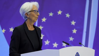 Christine Lagarde klädd i svart vid ett podium med texten European Central Bank mot en blå bakgrund med EU-stjärnorna.