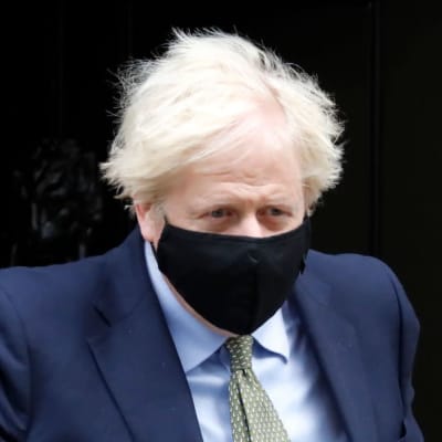 Storbritanniens premiärminister Boris Johnson bär munskydd då han lämnar sin tjänstebostad i London.
