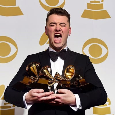 Muusikko Sam Smith ja neljä Grammy-patsasta.