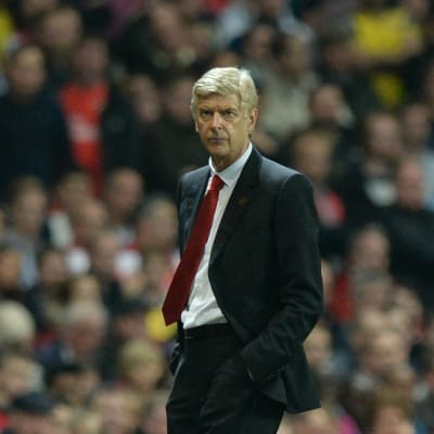 Arsenalin manageri Arsène Wenger kädet taskussa.