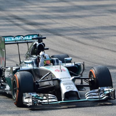 Mercedeksen Lewis Hamilton juhlii voittoa Monzan radalla.
