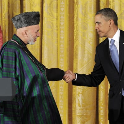 Barack Obama ja Hamid Karzai Kättelevät