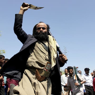 Huthi-kapinallisten kannattajia kuvattuna Taizin-kaupungissa, Jemenissä, 1. huhtikuuta.