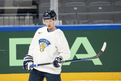 Antti Suomela tränar på isen.