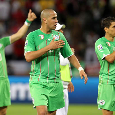 Algerian joukkue kiittää yleisöä ottelun jälkeen.