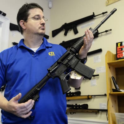 Asekaupan omistaja esittelee MP15 -puoliautomaattikivääriä myymälässään Tuckerissa, Georgian osavaltiossa.