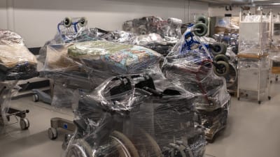 En hög med inpackade rullatorer och rullstolar 