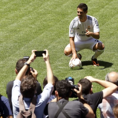 Real Madridin Isco poseeraa valokuvaajien edessä.