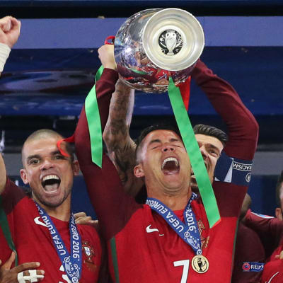 Cristiano Ronaldo nostaa EM-voittopokaalin.