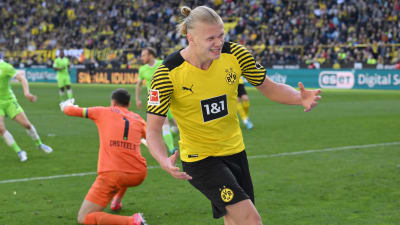 Erling Haaland firar mål.
