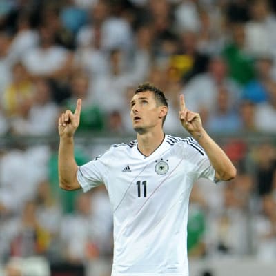 Saksan Miroslav Kloselta odotetaan maaleja jälleen kesän MM-kisoissa. (arkistokuva)