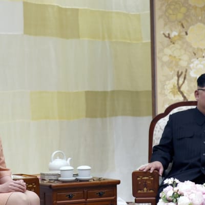 Pohjois-Korean johtaja Kim Jong-un ja hänen puolisonsa Ri Sol-ju. Ri on kuvassa vasemmalla.