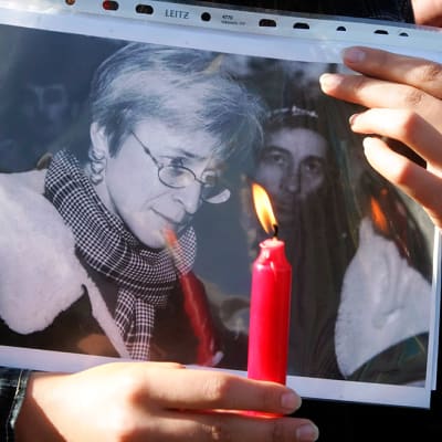 Ukrainalaiset surivat Anna Politkovskajaa Ukrainassa 10. lokakuuta 2006.