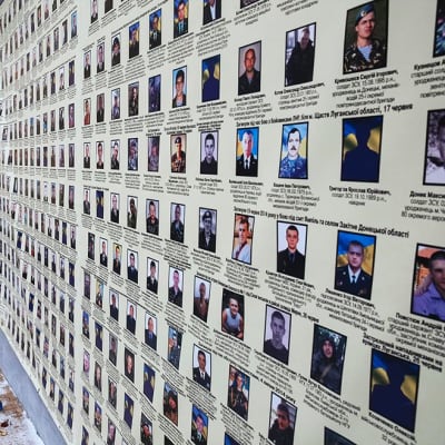 Kiovan keskustan kadulla on nähtävissä Itä-Ukrainan konfliktissa kuolleiden sotilaiden kuvat.